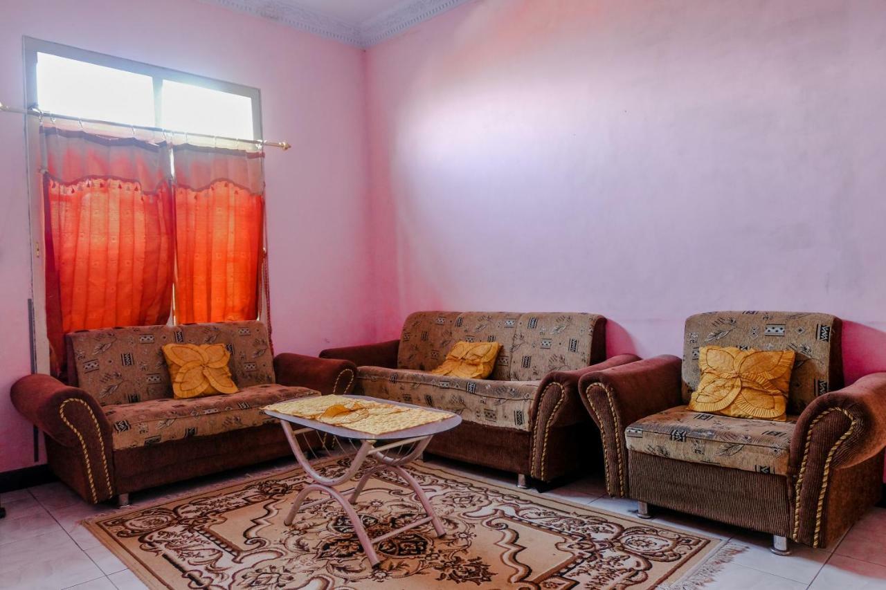 Oyo 1351 Tanggulasi Resto & Residence Syariah Magetan Buitenkant foto