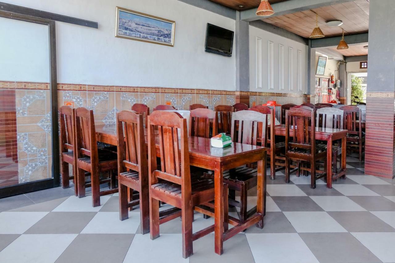 Oyo 1351 Tanggulasi Resto & Residence Syariah Magetan Buitenkant foto