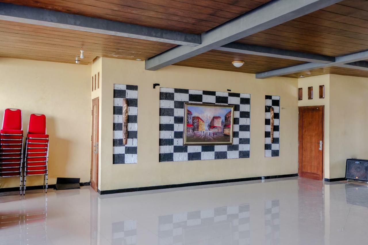 Oyo 1351 Tanggulasi Resto & Residence Syariah Magetan Buitenkant foto