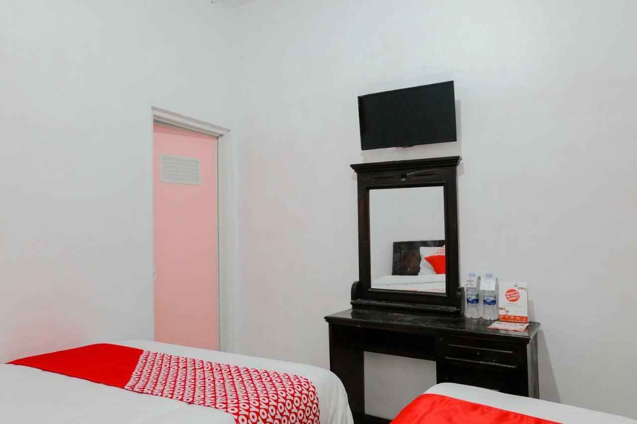 Oyo 1351 Tanggulasi Resto & Residence Syariah Magetan Buitenkant foto